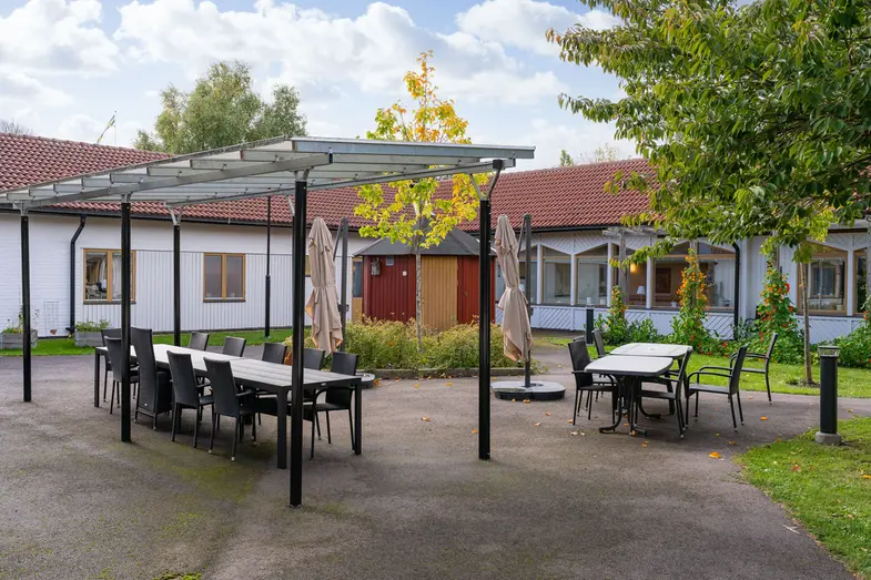 Lummig baksida av Folkungagårdens vårdboende i Väderstad